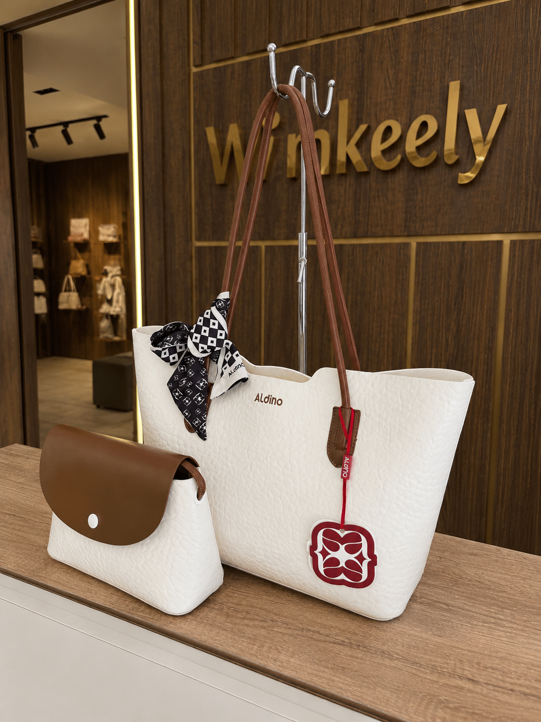 Aldino Shoulder Bag With small Claret